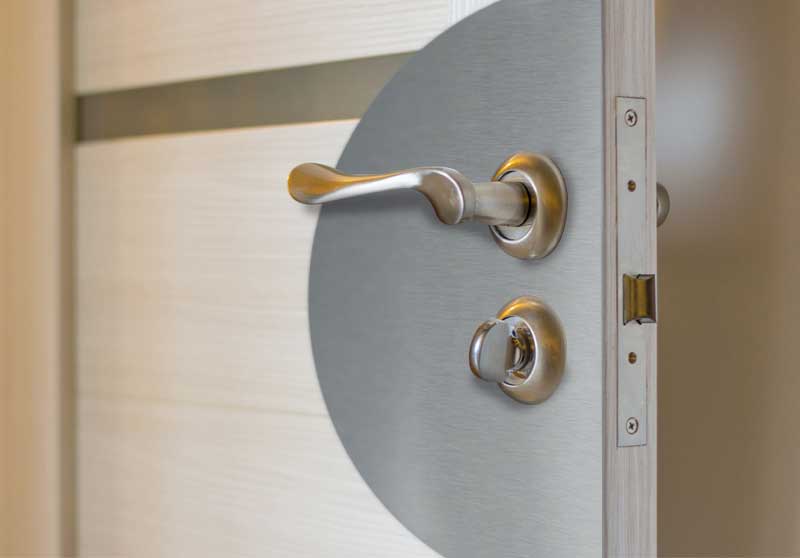 Protéger sa porte avec une plaque de protection, simple et efficace.