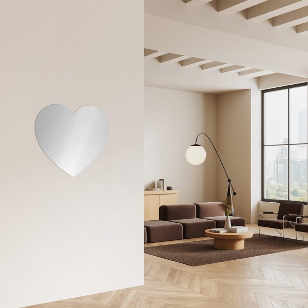 miroir en forme de coeur dans un couloir